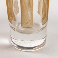 Suite de Gobelets &quot;Six Figurines&quot; verre blanc patiné sépia de René LALIQUE - 4 pièces