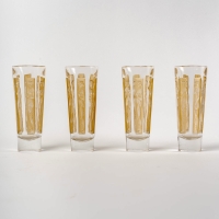 Suite de Gobelets &quot;Six Figurines&quot; verre blanc patiné sépia de René LALIQUE - 4 pièces