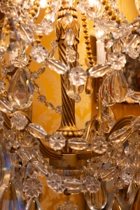 Lustre de style Louis XVI en bois et bronze doré à décor de cristal taillé vers 1880