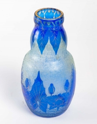 Vase bleu aux nénuphars, Baccarat 1900