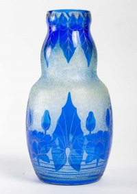 Vase bleu aux nénuphars, Baccarat 1900