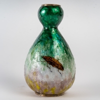 Vase émaillé sur cuivre, sur base en argent, à décor d&#039;insectes, signé P.Bonnaud Limoges, 1905