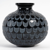 Vase « Grenade » verre noir patiné blanc de René LALIQUE