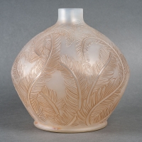 Vase « Plumes » verre opalescent patiné sépia de René LALIQUE