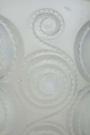 René Lalique  paire de vases &quot;spirales &quot;opalescent