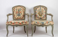 Paire de fauteuils cabriolets d&#039;époque Louis XV (1724 - 1774).