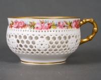 Une tasse retroussée à double parois, XIXème siècle