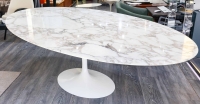 Saarinen &amp; Knoll International: Table &quot;tulipe&quot;, marbre Calacatta oro et rilsan blanc 244 cm