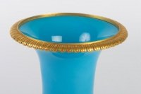 Vase Médicis en opaline bleu turquoise 19e siècle