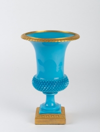 Vase Médicis en opaline bleu turquoise 19e siècle