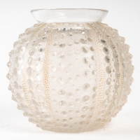 René Lalique (1860 -1945) : Vase boule modèle «Oursin»