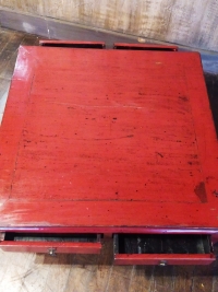 Table basse chinoise en orme laqué rouge