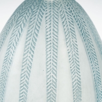 Vase &quot;Mimosa&quot; verre blanc patiné bleu de René LALIQUE