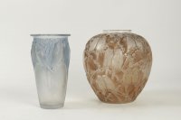 René Lalique  (1860-1945) Vase &quot;Perruche&quot; patiné sienne et sa base en bronze