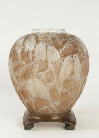 René Lalique  (1860-1945) Vase &quot;Perruche&quot; patiné sienne et sa base en bronze