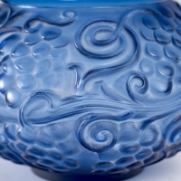 Vase &quot;Fontainebleau&quot; verre bleu saphir patiné blanc de René LALIQUE