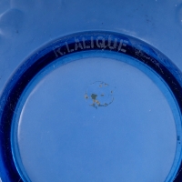Vase &quot;Fontainebleau&quot; verre bleu saphir patiné blanc de René LALIQUE