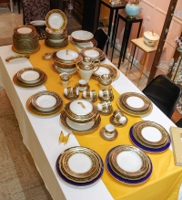 Service de Table en Porcelaine de Limoges, maison BERNARDAUD , bleu de four et or,  Modèle Vendôme , pour 12 personnes, 68 pièces