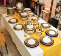 Service de Table en Porcelaine de Limoges, maison BERNARDAUD , bleu de four et or,  Modèle Vendôme , pour 12 personnes, 68 pièces