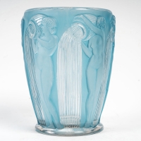 Vase &quot;Danaïdes&quot; verre blanc patiné bleu de René LALIQUE