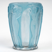 Vase &quot;Danaïdes&quot; verre blanc patiné bleu de René LALIQUE