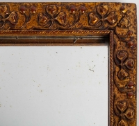 Petit miroir en bois et stuc ou décor de trèfle