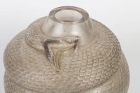 Vase « Serpent » verre blanc patiné gris-vert de René LALIQUE