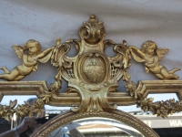 1880′ Miroir Napoléon III à Pare-closes et Médaillon Central Ovale Biseauté, aux Anges, Bois et Stuc Doré feuilles D’Or