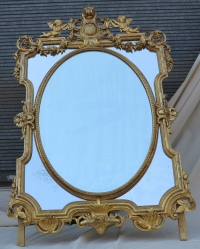 1880′ Miroir Napoléon III à Pare-closes et Médaillon Central Ovale Biseauté, aux Anges, Bois et Stuc Doré feuilles D’Or