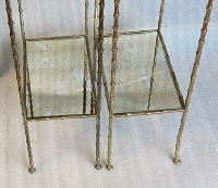 1950/70′ Paire de Tables en Bronze Doré Décor Bambou à 2 Niveaux Maison Baguès Plateaux Miroirs Vieillis Oxydés 34X 20 x