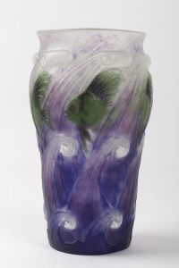 Vase vagues et poissons, pâte de verre violette, verte et blanche de Gabriel ARGY-ROUSSEAU