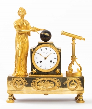 Pendule d&#039;époque Empire en bronze doré figurant Uranie, muse de l&#039;astronomie||||||||||