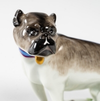 Paire de chiens en porcelaine dans le goût de Meissen, manufacture Samson, fin du XIXe siècle.
