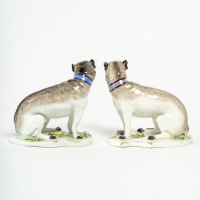 Paire de chiens en porcelaine dans le goût de Meissen, manufacture Samson, fin du XIXe siècle.
