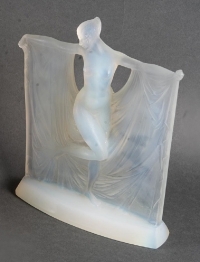 René Lalique (1860-1945): &quot;Suzanne&quot; opalescent glass statuette