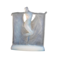 René Lalique (1860-1945): &quot;Suzanne&quot; opalescent glass statuette