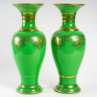 Paire de vases en opaline verte, XIXème siècle