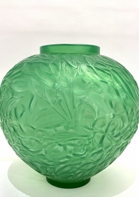 1920 Vase &quot;Gui&quot; Verre Vert Jade Triple Couche de René LALIQUE