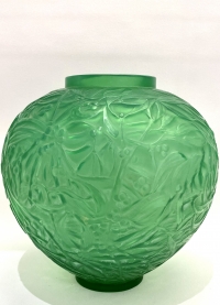 1920 Vase &quot;Gui&quot; Verre Vert Jade Triple Couche de René LALIQUE