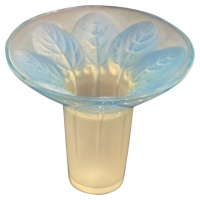 René Lalique :Vase &quot;Violettes&quot; Opalescent