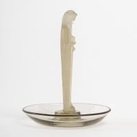Cendrier Baguier &quot;Statuette de la Fontaine&quot; verre gris topaze de René LALIQUE