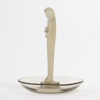Cendrier Baguier &quot;Statuette de la Fontaine&quot; verre gris topaze de René LALIQUE