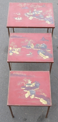 1950/70′ Série de 3 Tables Gigognes Style Maison Ramsay en Fer Doré Plateaux Laque de Chine Rouge Décor de Paysage Avec Personnages et Pagodes