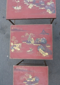 1950/70′ Série de 3 Tables Gigognes Style Maison Ramsay en Fer Doré Plateaux Laque de Chine Rouge Décor de Paysage Avec Personnages et Pagodes