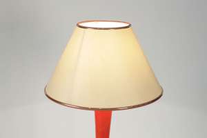 Lampe en bois peint orange et blanc, année 1960.