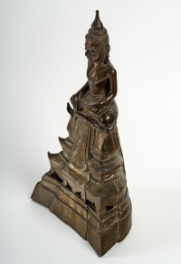 Bouddha en bronze, assis en position de la prise de la terre à témoin ou vainqueur de Mâra, Laos 19e siècle