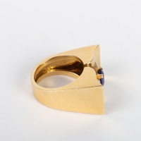 Bague chevalière en or jaune 18 kt et platine, ornée d&#039;un saphir ovale epaulé de diamants