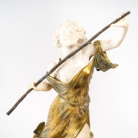 Chryséléphantine représentant une femme Branche à la main.
