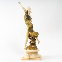 Chryséléphantine représentant une femme Branche à la main.