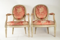 Paire de fauteuils médaillon de style Louis XVI, XIXème siècle ou début du XXème siècle, en soie rose, être laqué.